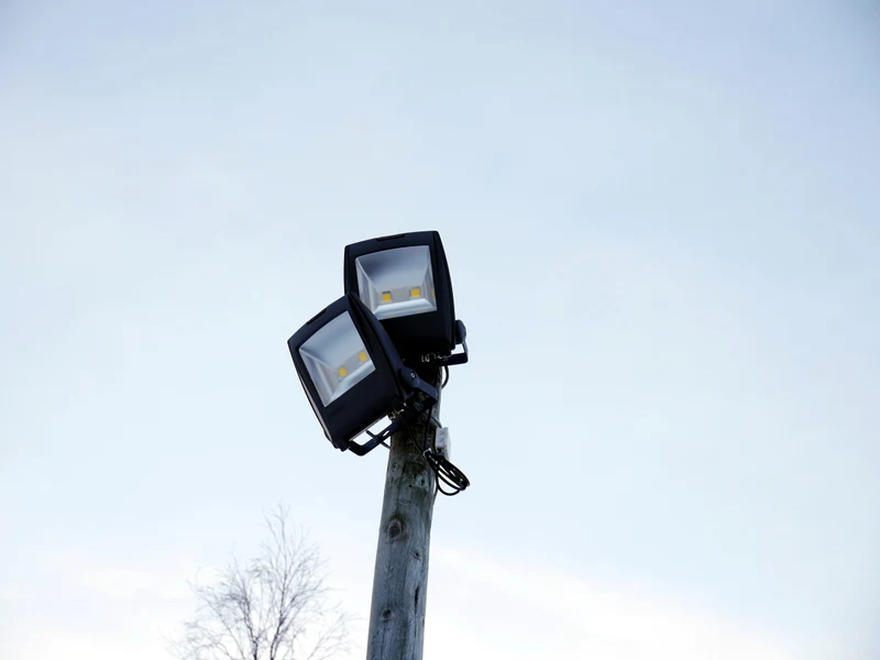 Reflectores LED, Llaves Termomagnéticas y Cajas de Paso
